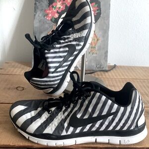 Women Nike shoes black and white